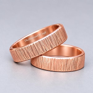Bred kopparring - Texturerade vertikala linjer - Rustikt uttalande bröllopspresent