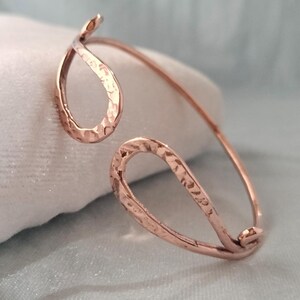 Bracciale rigido in rame martellato - Bracciale da polso regolabile per bypass - Gioiello curativo per l'artrite - Regalo per lei