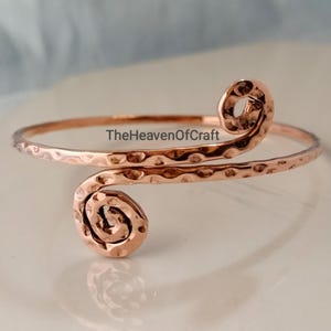 Handgemaakte koperen spiraalmanchetarmband - Boho draadgewikkelde armband - verstelbare helende sieraden - kerstcadeau