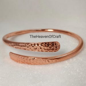 Bracciale rigido in rame martellato - Bracciale avvolgente in rame - Gioiello minimalista regolabile - Regalo per lei