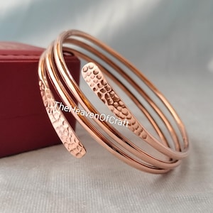 Gehamerde koperen wikkelarmband - Spiraalvormige koperen armband - Minimalistisch sieraad ter verlichting van artritis - Cadeau voor haar