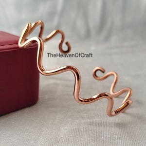 Bracciale rigido minimalista in rame puro con filo ondulato - Bracciale aperto con motivo a zigzag - Regalo per lei