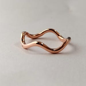 Anel ondulado artesanal em cobre puro - Anel delicado para o polegar - Aliança simples e elegante - Presente para ela