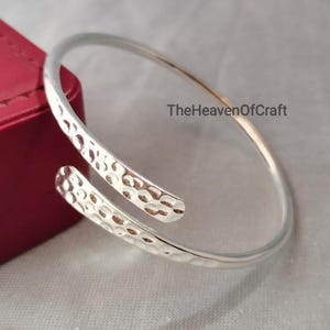 Bracciale in argento martellato - Gioiello avvolgente minimalista regolabile - Boho, etnico, rustico, boho, hippie