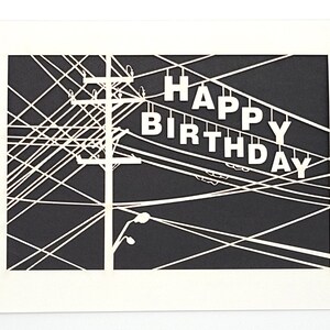Fils téléphoniques avec une bannière Joyeux anniversaire Carte de vœux découpée au laser