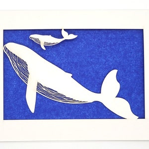 Mama en babywalvis zwemmen samen, liefde is het liefste, leuk voor een babyshower of voor een ouder of gewoon zomaar
