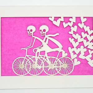 Calaveras Biking mit Emissionen von Herzen, lasergeschnittene Grußkarte für den Fahrradliebhaber, den Sie kennen, Zuckerschädel, Tag der Toten, Halloween