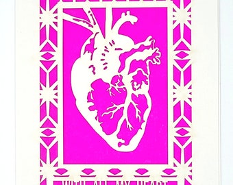 Puede incluir: Una tarjeta de papel blanco con un fondo rosa y un corazón anatómico blanco recortado. El corazón está rodeado por un marco geométrico blanco. El texto "With all my heart" está en la parte inferior de la tarjeta.