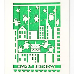Ninja está luchando por tu pastel de cumpleaños, feliz cumpleaños a ti, tarjeta de felicitación cortada con láser