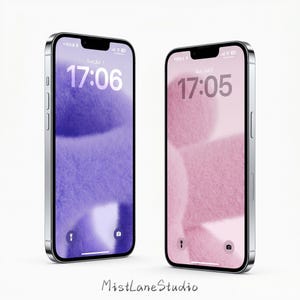 Op de afbeelding: Twee smartphones met zilveren frames en zwarte randen. Het linkerscherm toont een paarse, pluizige textuur met de tijd 17:06, en het rechterscherm toont een roze, pluizige textuur met de tijd 17:05. Beide schermen tonen de datum Sun Jun 7.