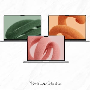 Op de afbeelding: Drie zilveren laptops in een driehoekige opstelling, elk met een unieke abstracte achtergrond met een getextureerde, pluizige, spiraalvormige vorm in donkergroen, feloranje en zachtroze tinten tegen effen pastelkleurige achtergronden.