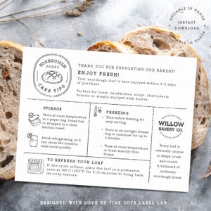 Può includere: Una scheda rettangolare bianca con istruzioni per la cura del pane a lievitazione naturale, con testo nero e icone a linee. Include sezioni per la conservazione, il congelamento e il rinvenimento, con il logo Willow Bakery Co. e un'illustrazione.