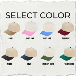 K&ouml;nnte beinhalten: Eine Auswahl an Baseballkappen in verschiedenen Farben, darunter Beige, Hellrosa, Hellblau, Burgunderrot, Schwarz, Marineblau, Milit&auml;rgr&uuml;n und Waldgr&uuml;n. Der Text "SELECT COLOR" ist &uuml;ber den Kappen zu sehen.