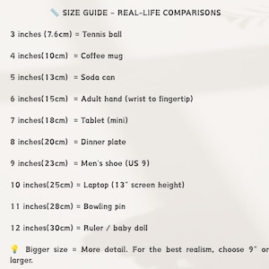 Op de afbeelding: Een maattabel met de titel SIZE GUIDE - REAL-LIFE COMPARISONS met afmetingen van 3 inch (7,6 cm) tot 12 inch (30 cm) met bijbehorende objecten zoals een tennisbal, koffiemok, frisdrankblikje, volwassen hand, tablet, bord, schoen en babypop.