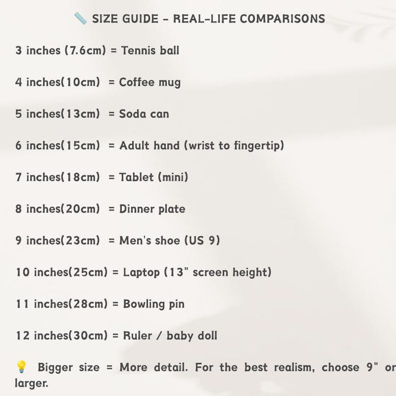 Op de afbeelding: Een maattabel met de titel SIZE GUIDE - REAL-LIFE COMPARISONS met afmetingen van 3 inch (7,6 cm) tot 12 inch (30 cm) met bijbehorende objecten zoals een tennisbal, koffiemok, frisdrankblikje, volwassen hand, tablet, bord, schoen en babypop.