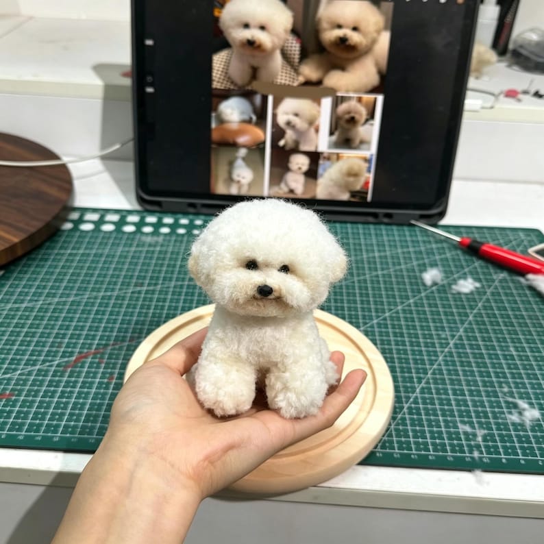 Aangepast wolvilt huisdierbeeldje, levensecht sculptuur aandenken aan kattenhond afbeelding 4