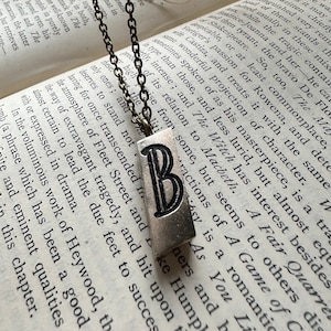 Collar inicial de tipografía vintage atemporal - Monograma - Regalo perfecto para él o ella - Letra B