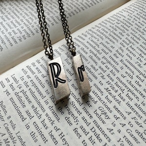 Collar inicial de tipografía vintage atemporal - Monograma - Regalo perfecto para él o ella - Letra R