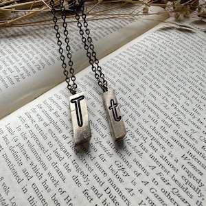 Collar inicial de tipografía vintage atemporal - Monograma - Regalo perfecto para él o ella - Letra T