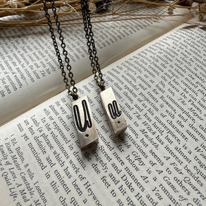 Collar inicial de tipografía vintage atemporal - Monograma - Regalo perfecto para él o ella - Letra U