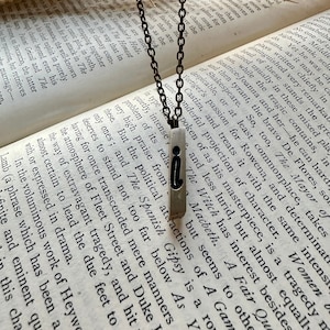 Collar con inicial impresa en tipografía vintage atemporal - Monograma - Regalo perfecto para él o para ella - Letra i