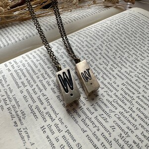 Collar inicial de tipografía vintage atemporal - Monograma - Regalo perfecto para él o ella - Letra W