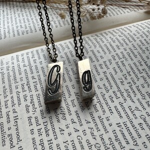 Collar inicial de tipografía vintage atemporal - Monograma - Regalo perfecto para él o ella - Letra G