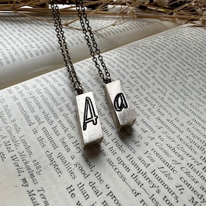 Collar inicial de tipografía vintage atemporal - Monograma - Regalo perfecto para él o ella - Letra A