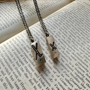 Collar inicial de tipografía vintage atemporal - Monograma - Regalo perfecto para él o ella - Letra X