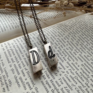 Collar inicial de tipografía vintage atemporal - Monograma - Regalo perfecto para él o ella - Letra D