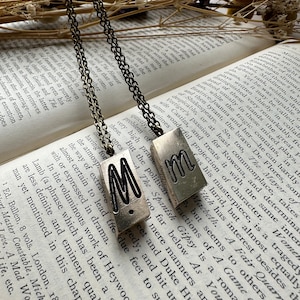 Collar inicial de tipografía vintage atemporal - Monograma - Regalo perfecto para él o ella - Letra M