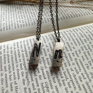 Collar inicial de tipografía vintage atemporal - Monograma - Regalo perfecto para él o ella - Letra N