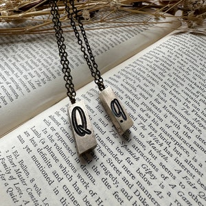 Collar inicial de tipografía vintage atemporal - Monograma - Regalo perfecto para él o ella - Letra Q