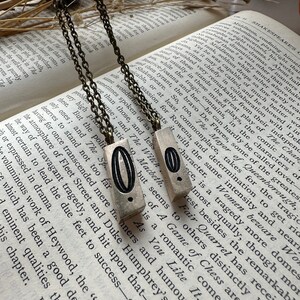 Collar inicial de tipografía vintage atemporal - Monograma - Regalo perfecto para él o ella - Letra O