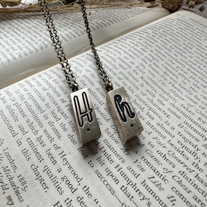 Collar inicial de tipografía vintage atemporal - Monograma - Regalo perfecto para él o ella - Letra H