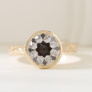 Anillo de compromiso de moissanita de talla europea antigua de 3,2 quilates, banda floral grabada a mano en oro amarillo de 14 quilates, anillo de promesa vintage, anillo solitario con bisel OEC.