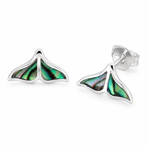 Peut inclure: Une paire de boucles d'oreilles clous en forme de queue de baleine, avec des incrustations de nacre d'ormeau aux tons irisés vert, bleu et violet. Chaque boucle présente un contour en argent poli et un fermoir à tige standard.