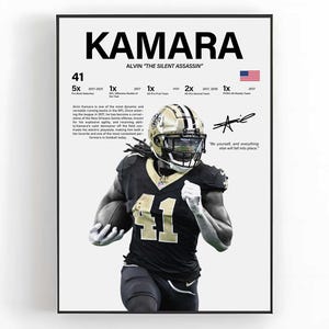 Peut inclure: Une affiche verticale montrant Alvin Kamara dans un uniforme de football noir et or avec le numéro 41. Le design inclut son nom, des statistiques, un petit drapeau américain, une signature et le texte : Be yourself, and everything else will fall into place.