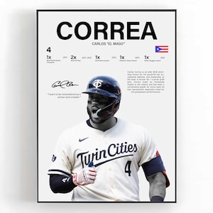 Può includere: Un poster verticale con Carlos Correa che indossa una maglia da baseball bianca dei Twin Cities e un casco. Il testo include il suo nome, soprannome, statistiche di carriera, una citazione e una firma. Il design include l'icona della bandiera portoricana.
