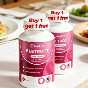 Op de afbeelding: Twee witte supplementflessen met roze etiketten. Op de etiketten staat "BEETROOT" en "Voedingssupplement". De flessendoppen hebben de tekst "Buy 1 get 1 free" in het rood. De flessen staan op een wit oppervlak met een vage achtergrond.