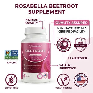 Op de afbeelding: Een witte fles Rosabella Bietensupplement met een roze etiket. Het etiket bevat de tekst "Beetroot Dietary Supplement" en "60 Capsules". De fles is gemarkeerd als niet-GMO, glutenvrij, veganistisch en gemaakt in de VS.