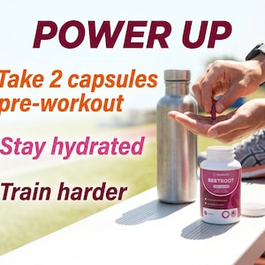Op de afbeelding: Afbeelding met de tekst "POWER UP" en instructies: "1. Neem 2 capsules voor de training", "2. Blijf gehydrateerd" en "3. Train harder". Een persoon houdt een capsule vast. Een flesje bieten capsules en een roestvrijstalen waterfles zijn ook zichtbaar.