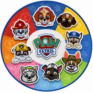 Pode incluir: Um mostrador circular com oito emblemas bordados de personagens da Patrulha Pata dispostos em torno de um logótipo central. O fundo é uma roda segmentada colorida com vários ícones, incluindo pegadas e símbolos náuticos.