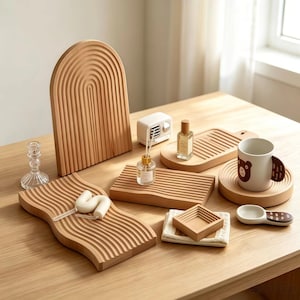 Peut inclure: Une collection d'objets de décoration en bois clair comprenant un grand panneau arqué à rainures verticales, un plateau rectangulaire ondulé, un plateau rectangulaire plat, un petit plat carré et un dessous de verre rond avec une tasse ours.