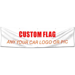 Puede incluir: Una pancarta rectangular blanca con el texto CUSTOM FLAG en letras rojas en negrita, seguido del texto ANY YOUR CAR LOGO OR PIC en letras naranjas. La pancarta incluye ojales metálicos en los bordes superior e inferior para su montaje.