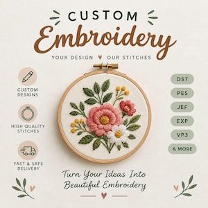 Może przedstawiać: Drewniany tamborek z kwiatowym wzorem z różowymi, białymi i żółtymi kwiatami oraz zielonymi liśćmi. Tekst zawiera napisy CUSTOM Embroidery, YOUR DESIGN OUR STITCHES, Turn Your Ideas Into Beautiful Embroidery oraz formaty plików DST, PES, JEF, EXP, VP3.