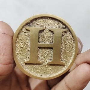 Ręcznie robiona litera alfabetu z mosiądzu | Niestandardowa tabliczka z inicjałami | Polerowane lub antyczne | Ręcznie robiony metalowy monogram | Wystrój domu