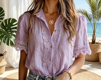 Camisa bohemia con botones y ribete de encaje — Top de verano en tonos suaves — Camisa bohemia para mujer, ideal para vacaciones