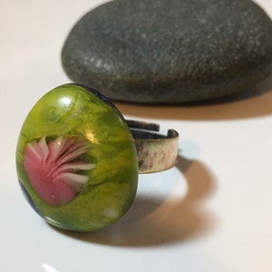 Size 8-9 Green and pink feathered fused glass ring with hammered brass band