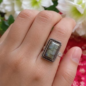 Naturlig labradorit Statement-ring | Rektangulär labradorit-ring | Handgjord sterlingsilverring | Prickiga blå labradorit-smycken |